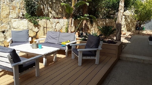 דק סינטטי לחצר