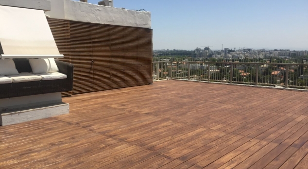 חידוש מקצועי של רצפת עץ חיצונית מבית פלאדק_