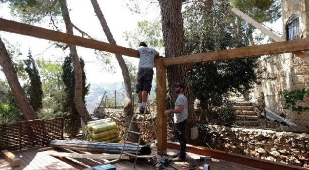 שלבי התקנת פרגולה מעץ גושני