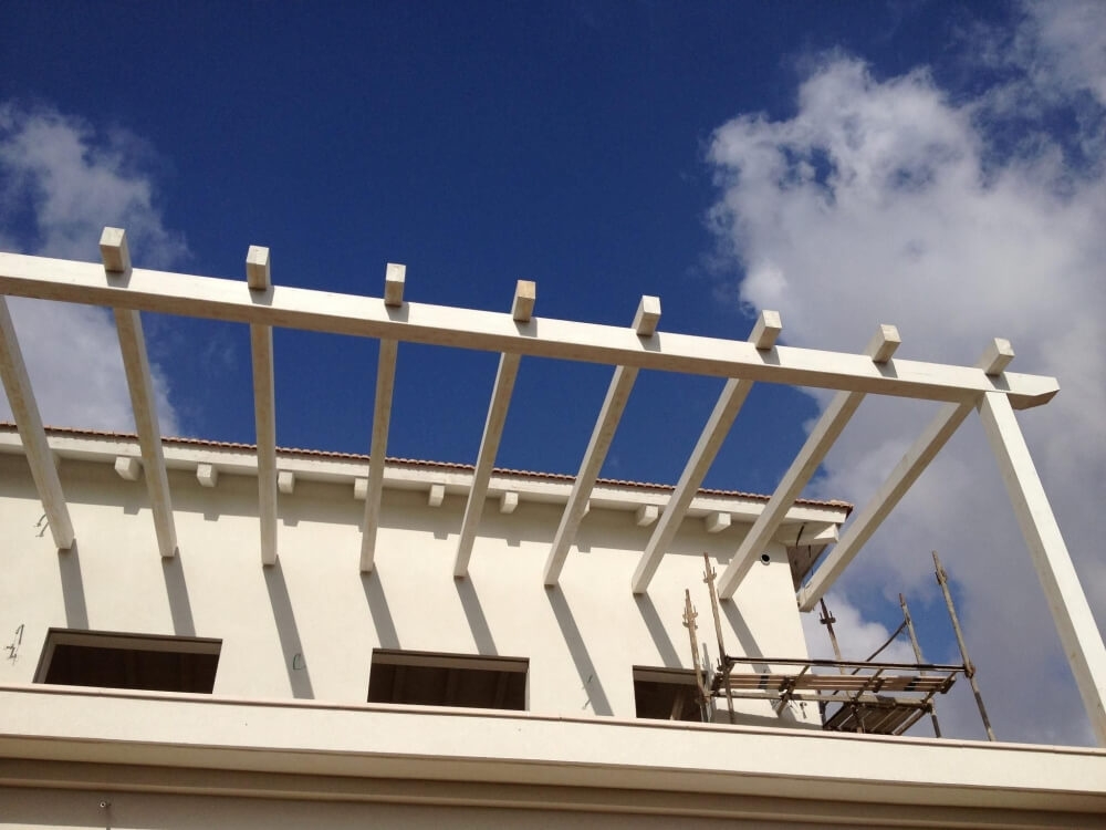 בניית-פרגולה-למרפסת-עשויה-מעץ-(1)