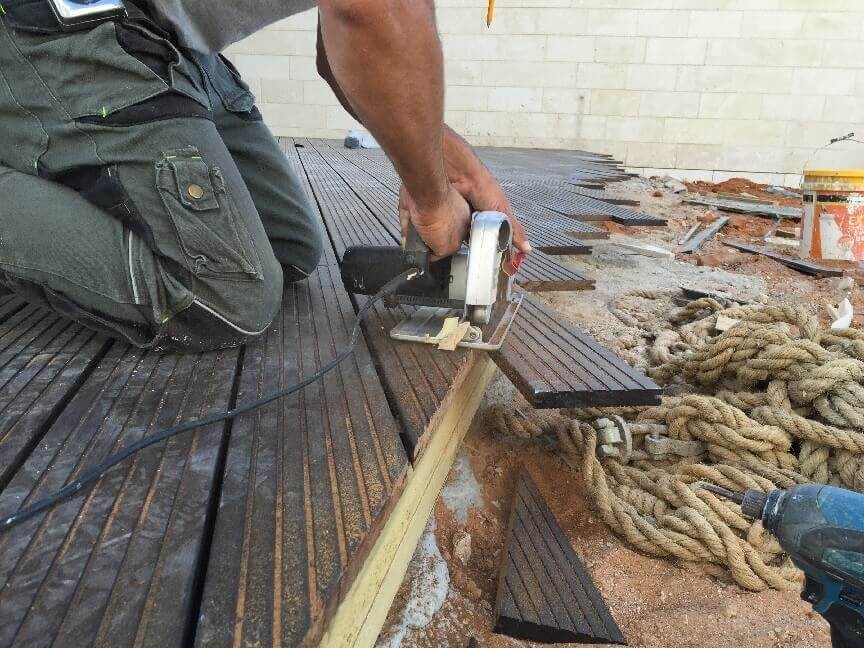 התקנת דק במבוק בחברת פלסים ראש העין